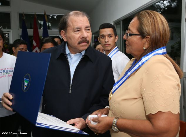 Daniel y Rosario reconocen a estudiantes y maestros destacados