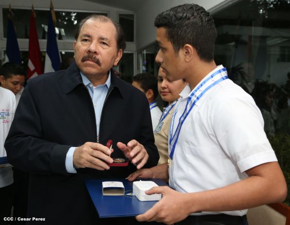 Daniel y Rosario reconocen a estudiantes y maestros destacados