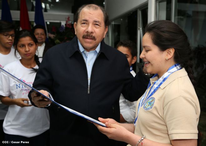 Daniel y Rosario reconocen a estudiantes y maestros destacados