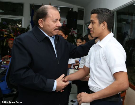 Daniel y Rosario reconocen a estudiantes y maestros destacados