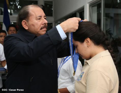 Daniel y Rosario reconocen a estudiantes y maestros destacados