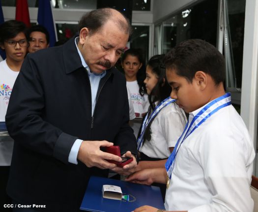 Daniel y Rosario reconocen a estudiantes y maestros destacados