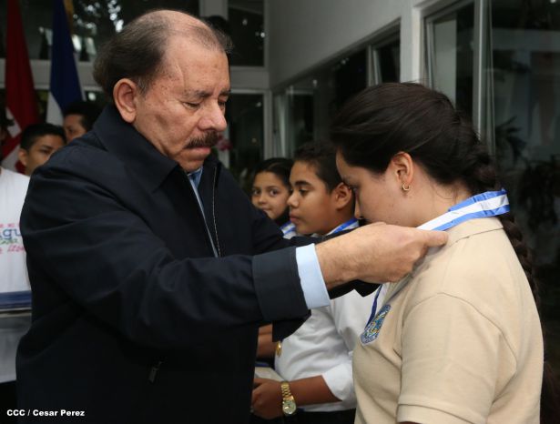 Daniel y Rosario reconocen a estudiantes y maestros destacados