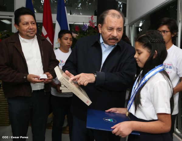 Daniel y Rosario reconocen a estudiantes y maestros destacados