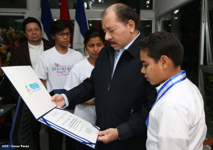 Daniel y Rosario reconocen a estudiantes y maestros destacados