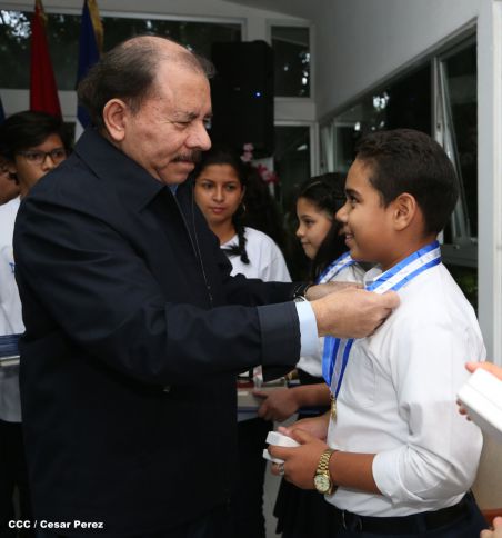 Daniel y Rosario reconocen a estudiantes y maestros destacados