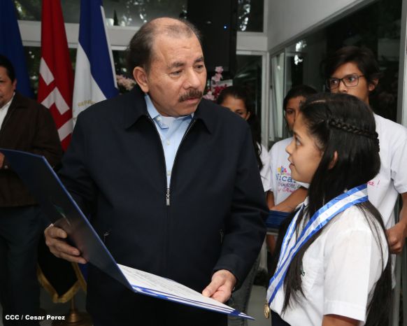 Daniel y Rosario reconocen a estudiantes y maestros destacados