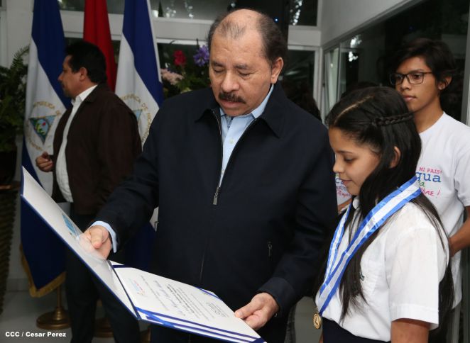 Daniel y Rosario reconocen a estudiantes y maestros destacados