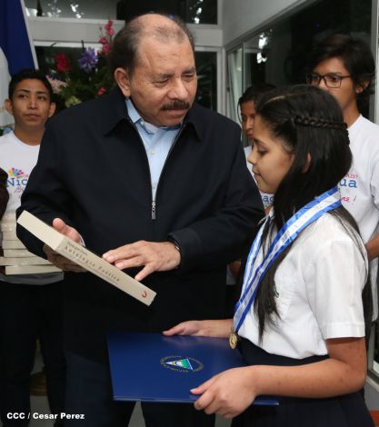 Daniel y Rosario reconocen a estudiantes y maestros destacados