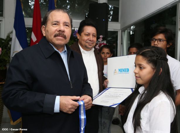 Daniel y Rosario reconocen a estudiantes y maestros destacados