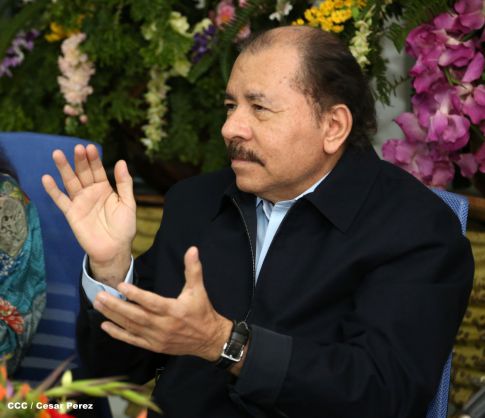 Daniel y Rosario reconocen a estudiantes y maestros destacados