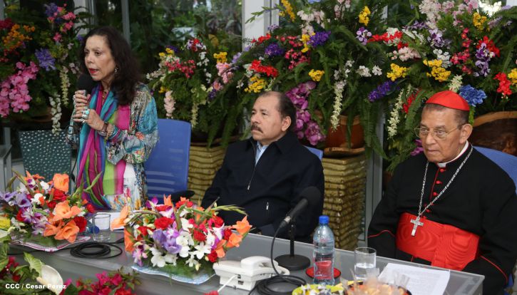 Daniel y Rosario reconocen a estudiantes y maestros destacados