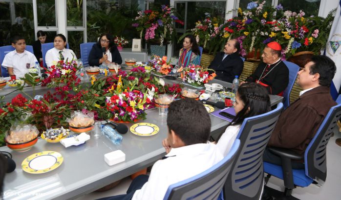 Daniel y Rosario reconocen a estudiantes y maestros destacados