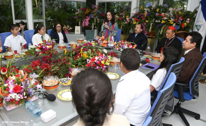 Daniel y Rosario reconocen a estudiantes y maestros destacados