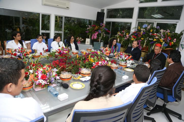 Daniel y Rosario reconocen a estudiantes y maestros destacados