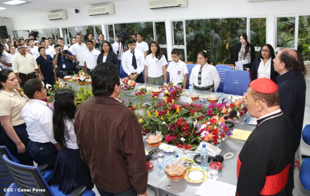 Daniel y Rosario reconocen a estudiantes y maestros destacados
