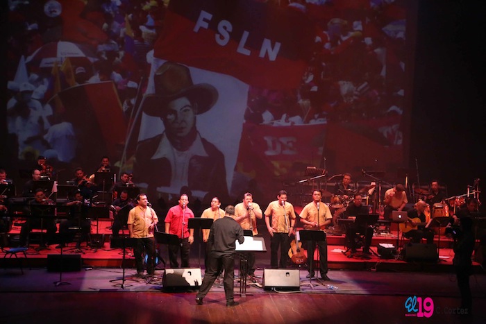 Rinden homenaje al comandante Chávez