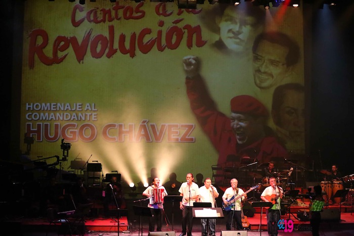 Rinden homenaje al comandante Chávez