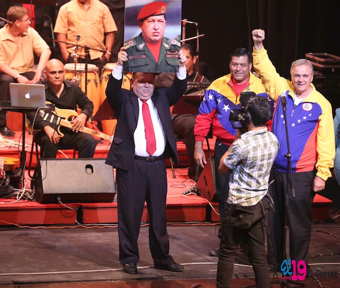 Rinden homenaje al comandante Chávez