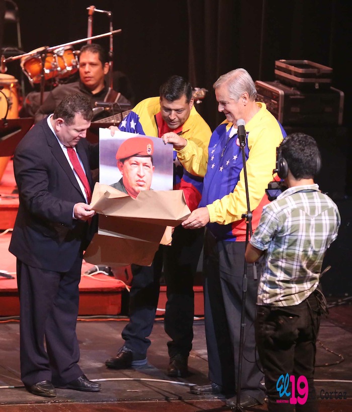 Rinden homenaje al comandante Chávez