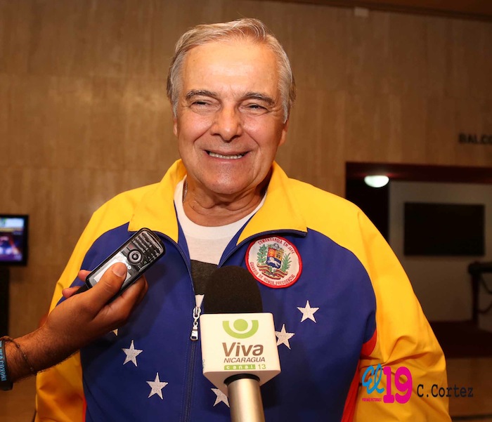 Rinden homenaje al comandante Chávez