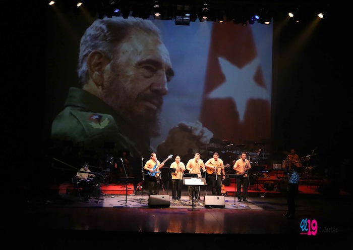 Rinden homenaje al comandante Chávez