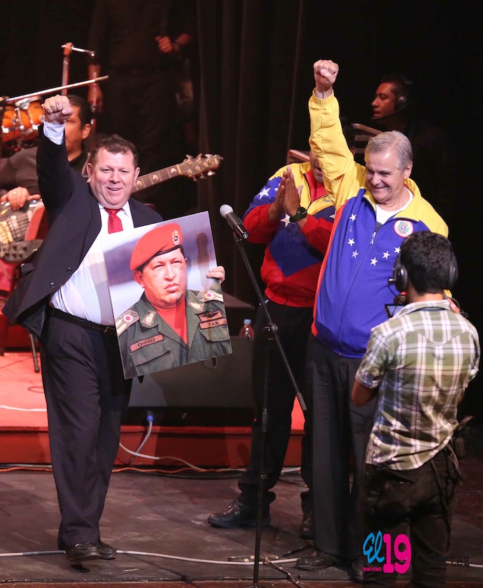 Rinden homenaje al comandante Chávez