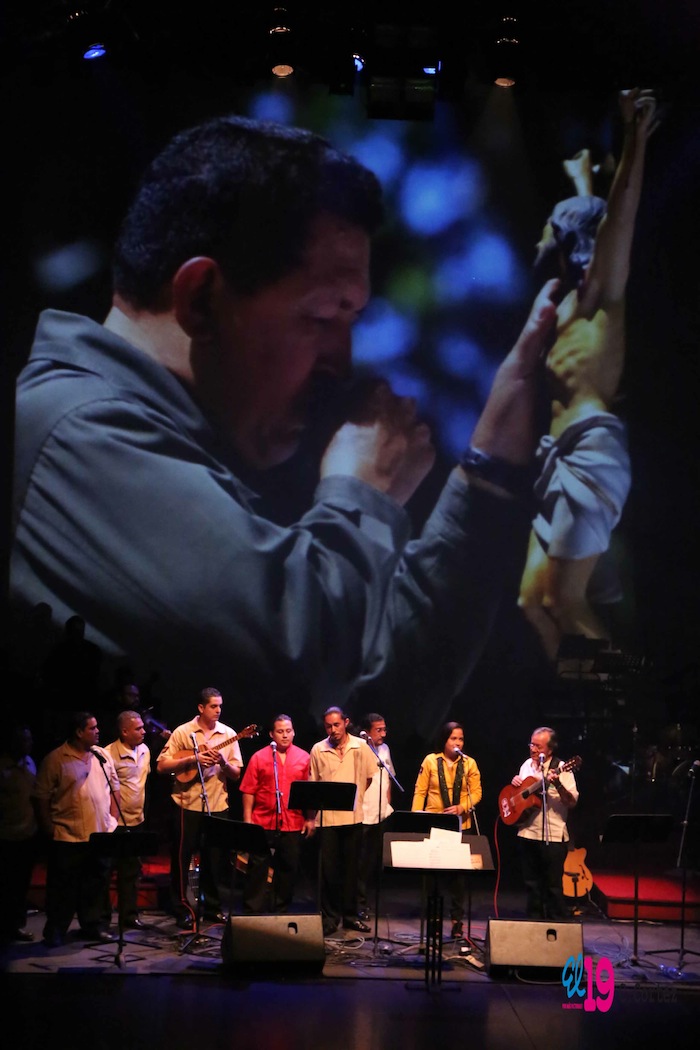 Rinden homenaje al comandante Chávez