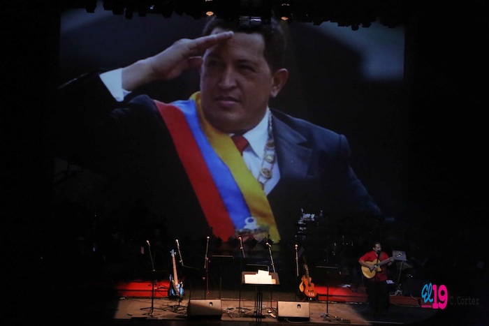 Rinden homenaje al comandante Chávez