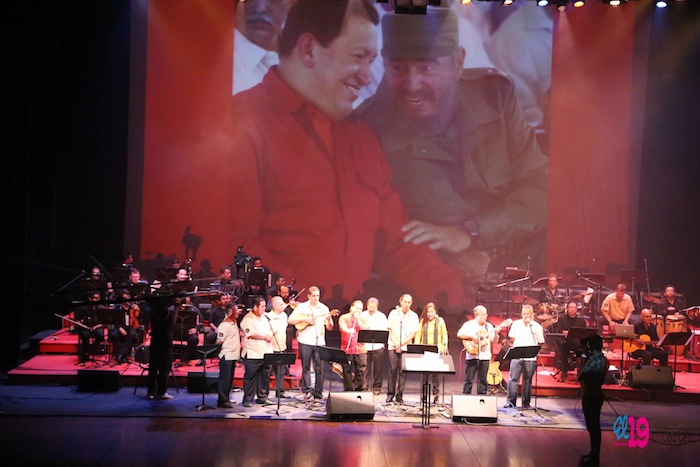 Rinden homenaje al comandante Chávez