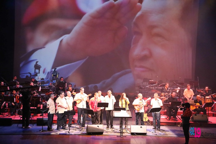 Rinden homenaje al comandante Chávez