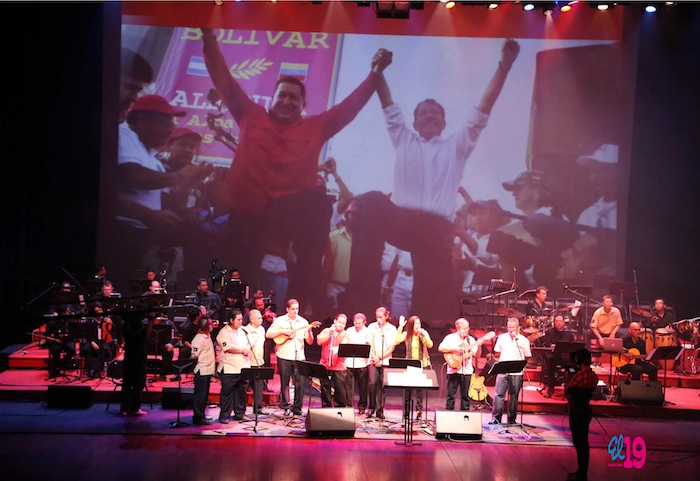 Rinden homenaje al comandante Chávez