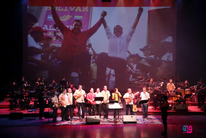 Rinden homenaje al comandante Chávez