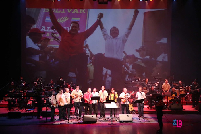 Rinden homenaje al comandante Chávez