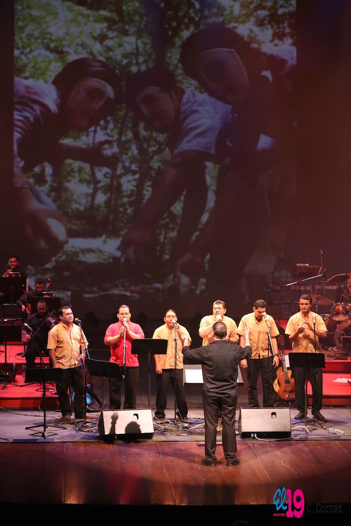 Rinden homenaje al comandante Chávez