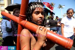 Familias católicas participan del tradicional Vía Crucis de la Sangre de Cristo