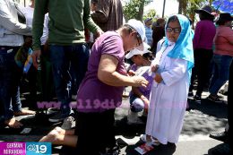 Familias católicas participan del tradicional Vía Crucis de la Sangre de Cristo