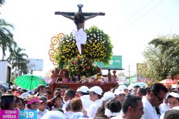 Familias católicas participan del tradicional Vía Crucis de la Sangre de Cristo