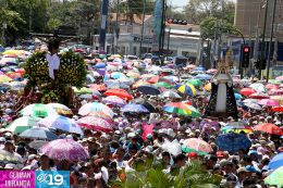 Familias católicas participan del tradicional Vía Crucis de la Sangre de Cristo
