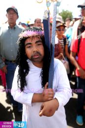 Familias católicas participan del tradicional Vía Crucis de la Sangre de Cristo