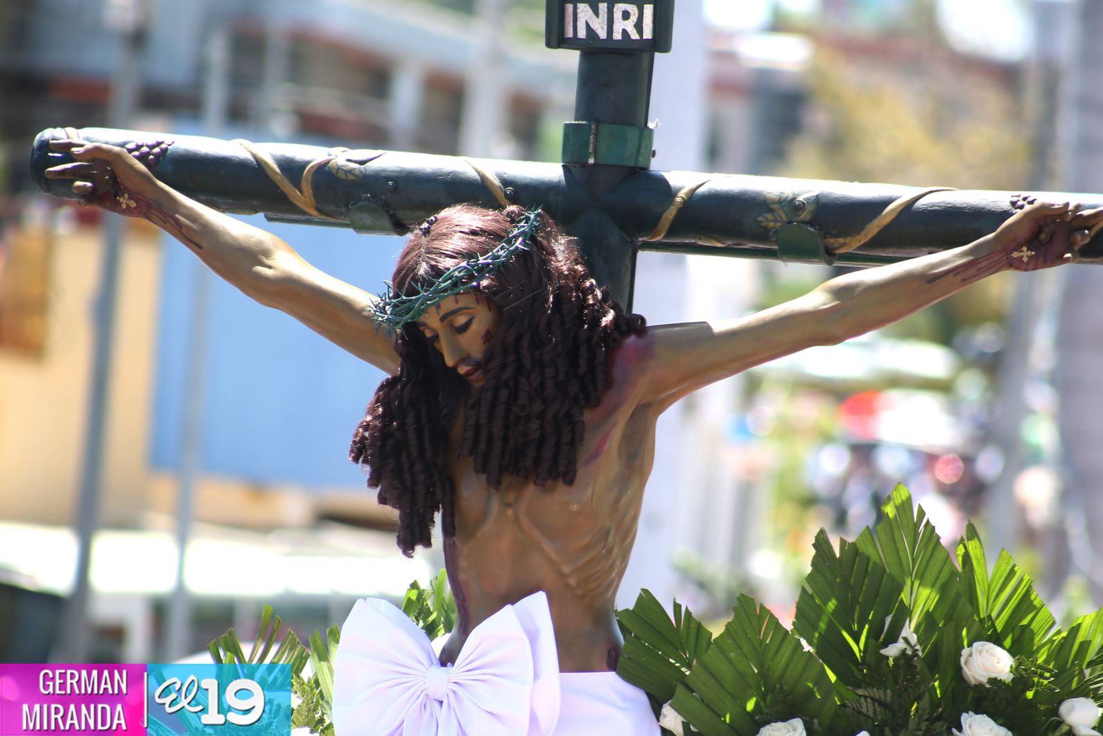 Familias católicas participan del tradicional Vía Crucis de la Sangre de Cristo
