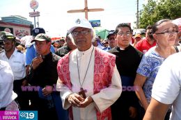 Familias católicas participan del tradicional Vía Crucis de la Sangre de Cristo