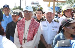 Familias católicas participan del tradicional Vía Crucis de la Sangre de Cristo