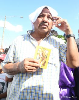 Familias católicas participan del tradicional Vía Crucis de la Sangre de Cristo