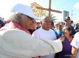Familias católicas participan del tradicional Vía Crucis de la Sangre de Cristo