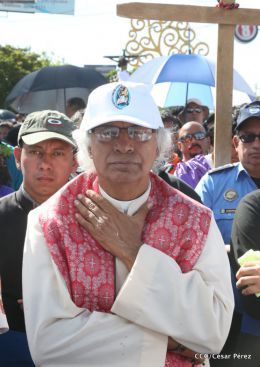 Familias católicas participan del tradicional Vía Crucis de la Sangre de Cristo