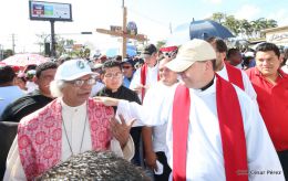 Familias católicas participan del tradicional Vía Crucis de la Sangre de Cristo