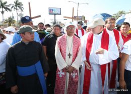 Familias católicas participan del tradicional Vía Crucis de la Sangre de Cristo