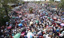 Familias católicas participan del tradicional Vía Crucis de la Sangre de Cristo