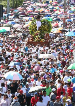 Familias católicas participan del tradicional Vía Crucis de la Sangre de Cristo